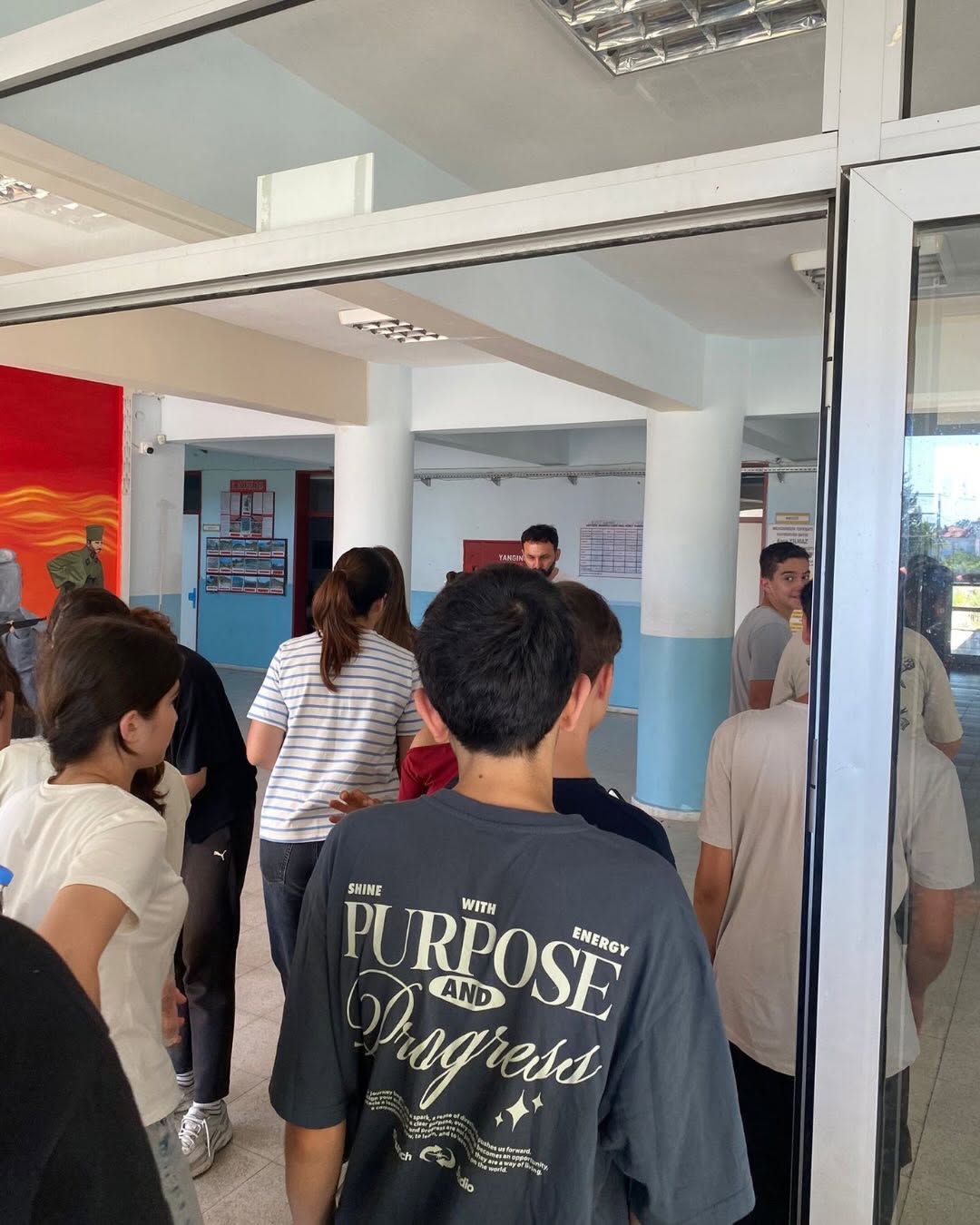 LGS yalnızca bilgi değil, aynı zamanda deneyim sınavıdır.

Öğrencilerimiz bugün gerçek sınav saatinde, sınava girecekleri okullarda prova sınavına katılarak sınav günü yaşayacakları atmosferi önceden 